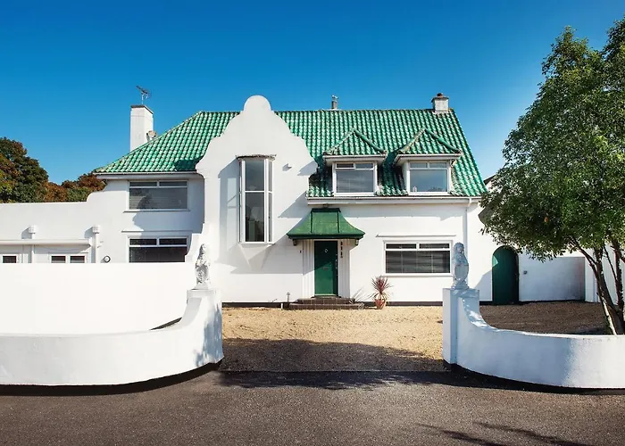 Art Deco Coastal Apartment With Private Garden