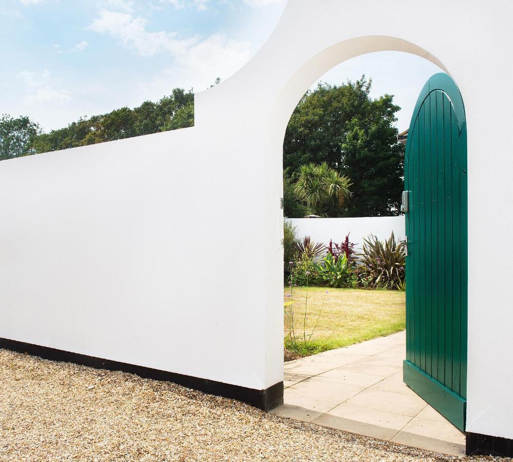 Art Deco Coastal With Private Garden Holiday home