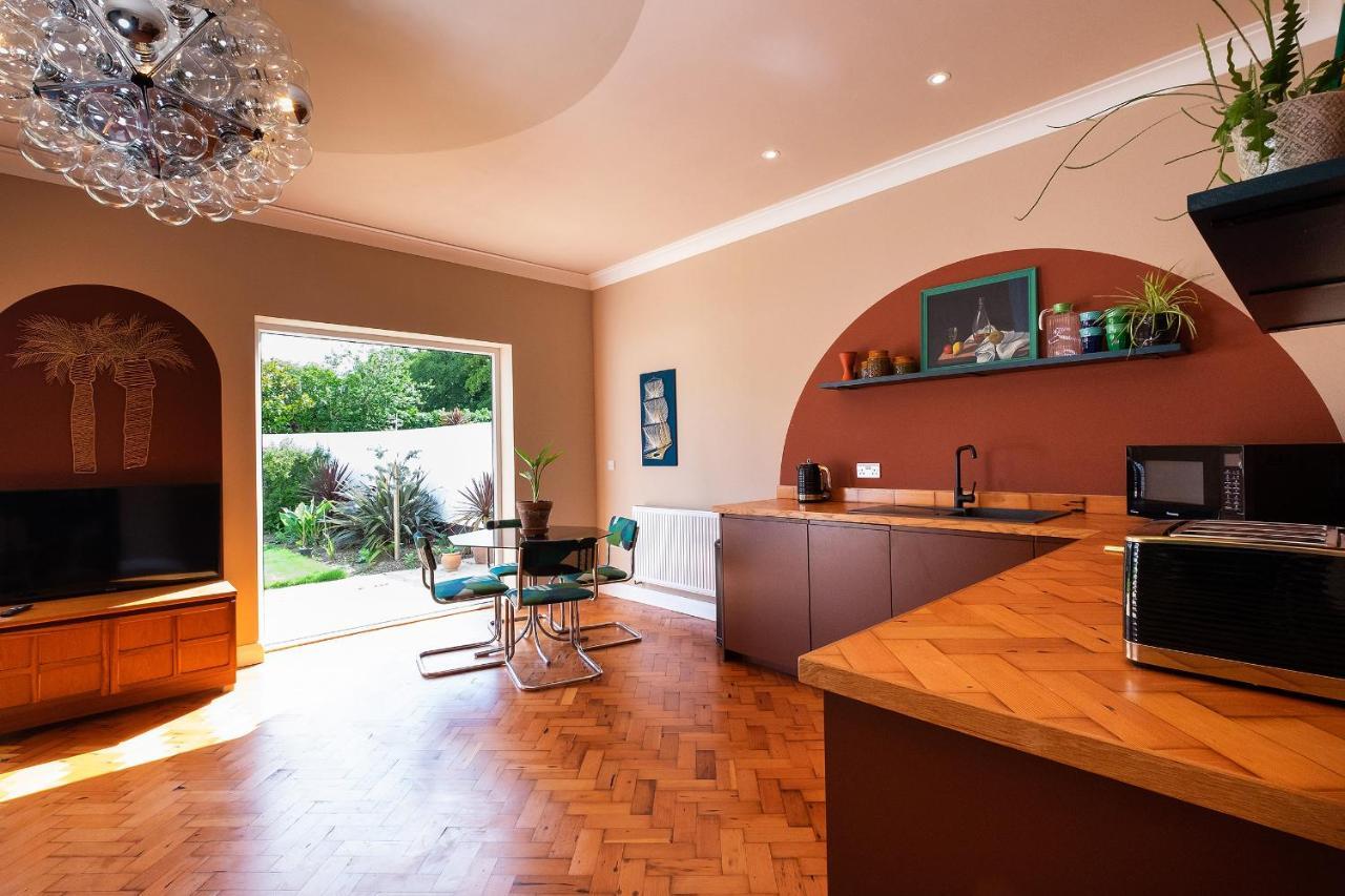 Art Deco Coastal With Private Garden Holiday home