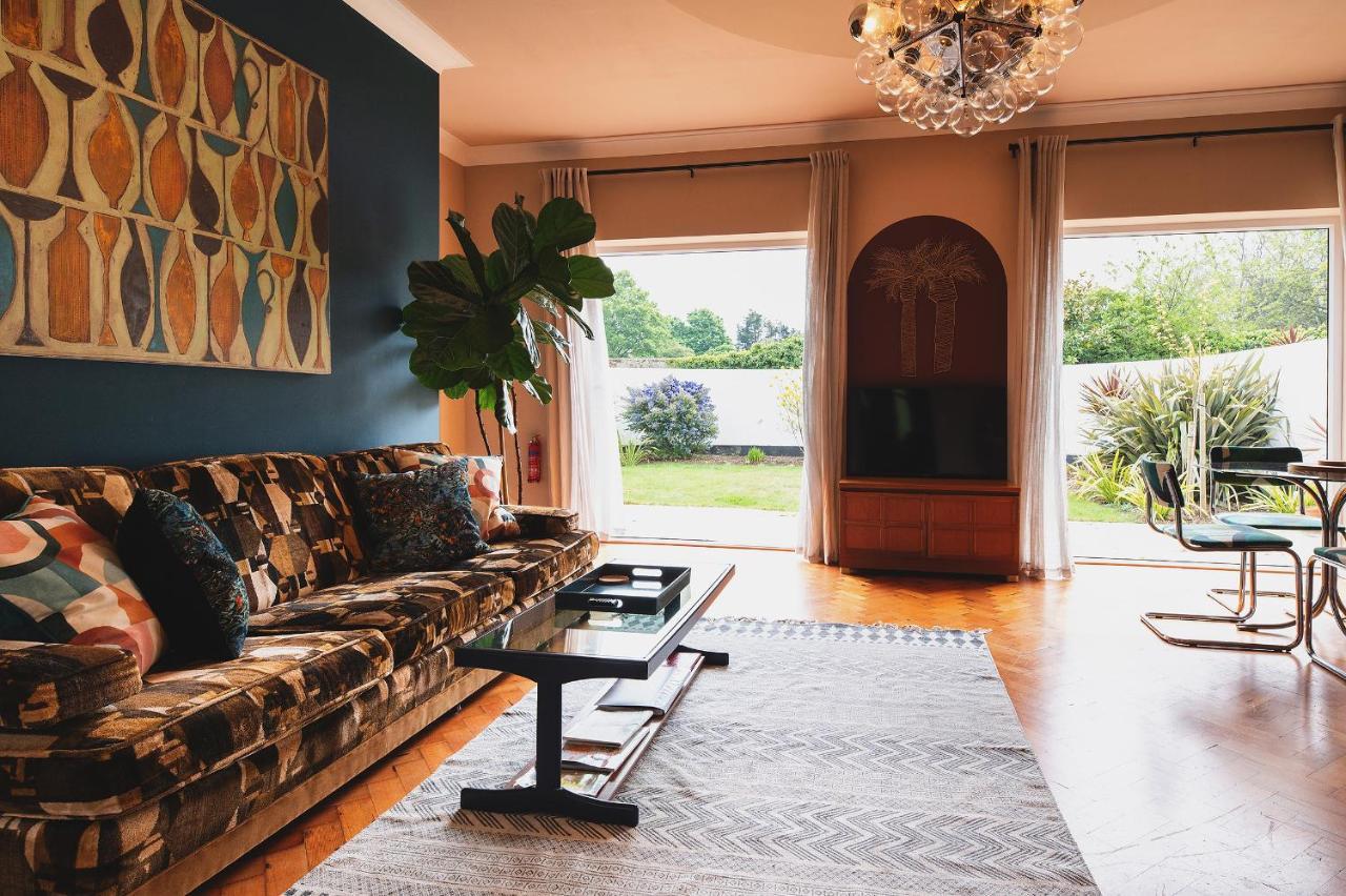 Art Deco Coastal With Private Garden Holiday home *
